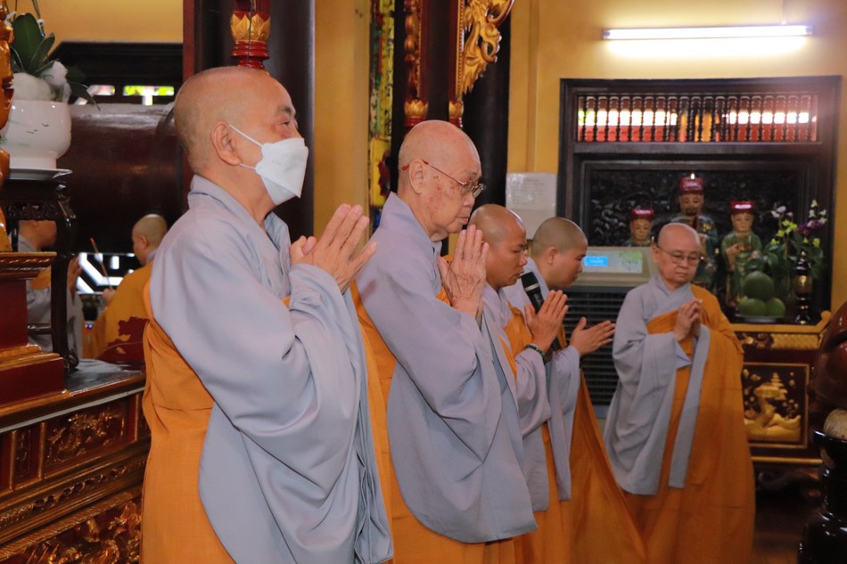 Tại chùa Sùng Đức Tại chùa Sùng Đức