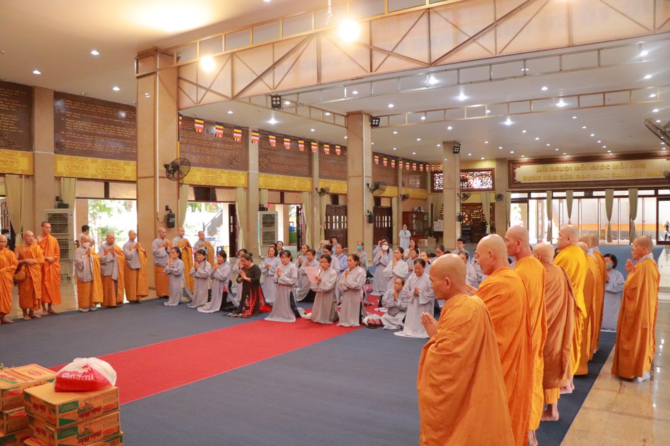 Phật tử tác bạch cúng dường tại pháp viện Minh Đăng Quang Phật tử tác bạch cúng dường tại pháp viện Minh Đăng Quang