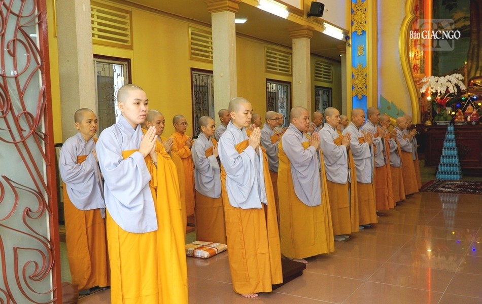 Bố-tát nhằm trưởng dưỡng các pháp thiền lành, nuôi lớn giới thân huệ mạng, hầu duy trì, phát triển sinh mệnh của Tăng đoàn trong tinh thần hòa hợp và thanh tịnh Bố-tát nhằm trưởng dưỡng các pháp thiền lành, nuôi lớn giới thân huệ mạng, hầu duy trì, phát triển sinh mệnh của Tăng đoàn trong tinh thần hòa hợp và thanh tịnh