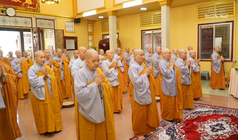 Đại chúng thành kính đảnh lễ Tam bảo Đại chúng thành kính đảnh lễ Tam bảo