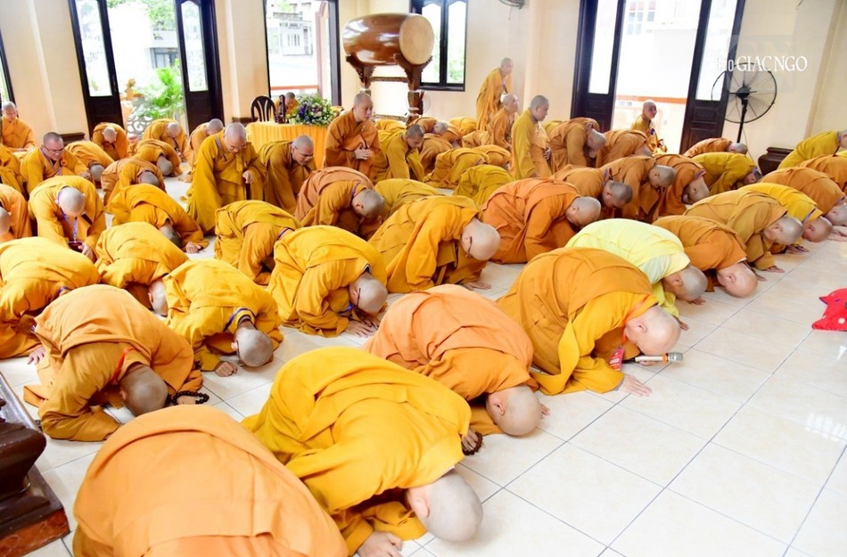 Chư Tăng thành kính đảnh lễ Tam bảo - Ảnh: Ban TT-TT Phật giáo Q.10 Chư Tăng thành kính đảnh lễ Tam bảo - Ảnh: Ban TT-TT Phật giáo Q.10