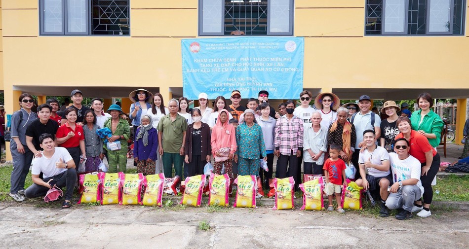 Đoàn trao quà đến người nghèo - Ảnh: BTC Đoàn trao quà đến người nghèo - Ảnh: BTC