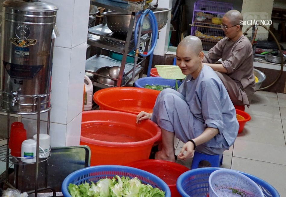 Cùng với nụ cười hoan hỷ buổi sáng ở nhà bếp, bắt đầu cho một ngày tu tập cùng nhau trong tinh thần hòa hợp và nâng đỡ