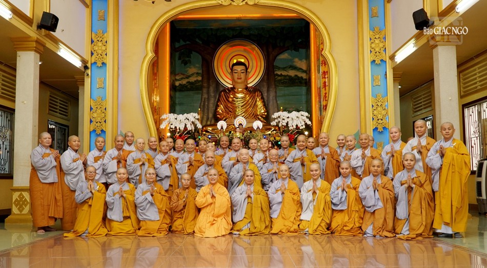 Một ngày an lành với sắc y thanh tịnh của đạo tràng