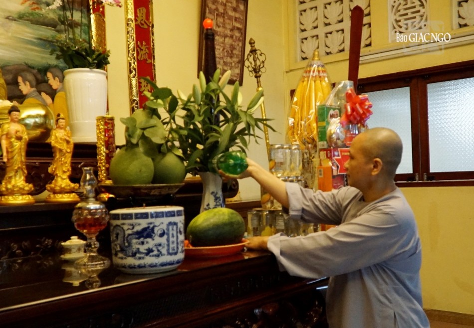 Bắt đầu một ngày tu học của &quot;sư cô hương đăng&quot; là chăm sóc hoa tươi trên bàn chư Tổ, các ban thờ tại tổ đình