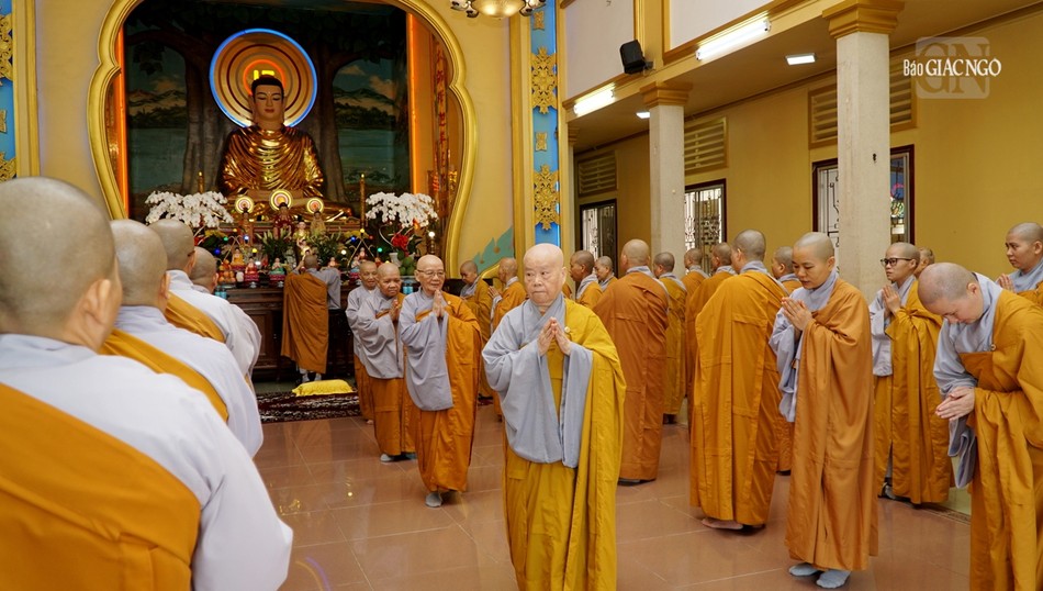 ... trong thời kinh hành niệm Phật mỗi ngày tại trường hạ