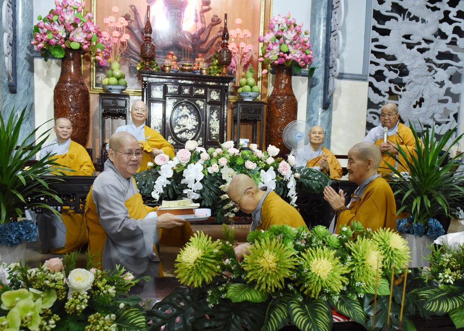 Ni trưởng Trưởng Phân ban Ni giới TP.HCM cúng dường trường hạ tổ đình Kim Sơn Ni trưởng Trưởng Phân ban Ni giới TP.HCM cúng dường trường hạ tổ đình Kim Sơn