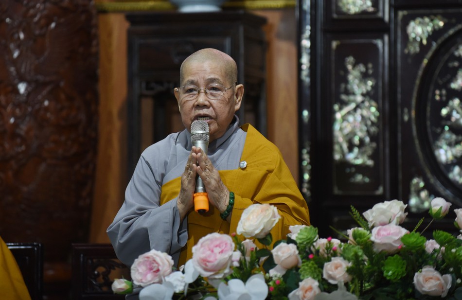 Ni trưởng Thích nữ Từ Nhẫn, Trưởng Phân ban Ni giới GHPGVN TP.HCM sách tấn chư hành giả tại tổ đình Kim Sơn Ni trưởng Thích nữ Từ Nhẫn, Trưởng Phân ban Ni giới GHPGVN TP.HCM sách tấn chư hành giả tại tổ đình Kim Sơn