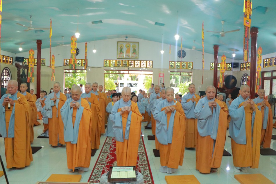 Niêm hương Tam bảo tại trường hạ tịnh xá Ngọc Điểm Niêm hương Tam bảo tại trường hạ tịnh xá Ngọc Điểm