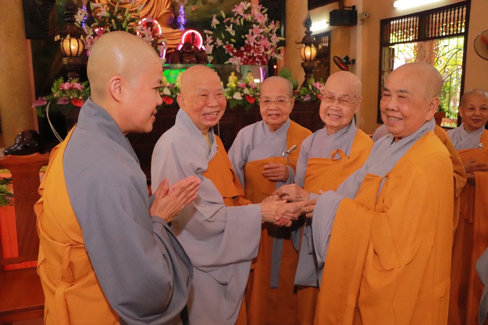 Chư Ni trưởng vấn an sức khỏe nhân gặp gỡ tại chùa Vĩnh Phước Chư Ni trưởng vấn an sức khỏe nhân gặp gỡ tại chùa Vĩnh Phước