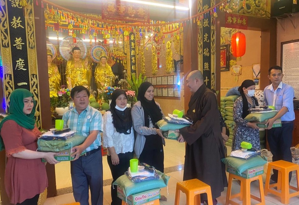 Trao quà đến những gia đình người Chăm tại chùa Vạn Liên - Ảnh: V.L Trao quà đến những gia đình người Chăm tại chùa Vạn Liên - Ảnh: V.L