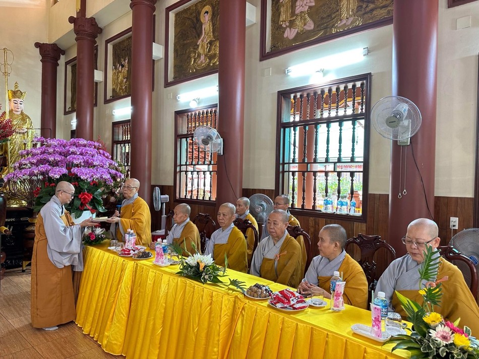 Ni trưởng Thích nữ Như Huệ trao cúng dường tại trường hạ chùa Pháp Quang Ni trưởng Thích nữ Như Huệ trao cúng dường tại trường hạ chùa Pháp Quang