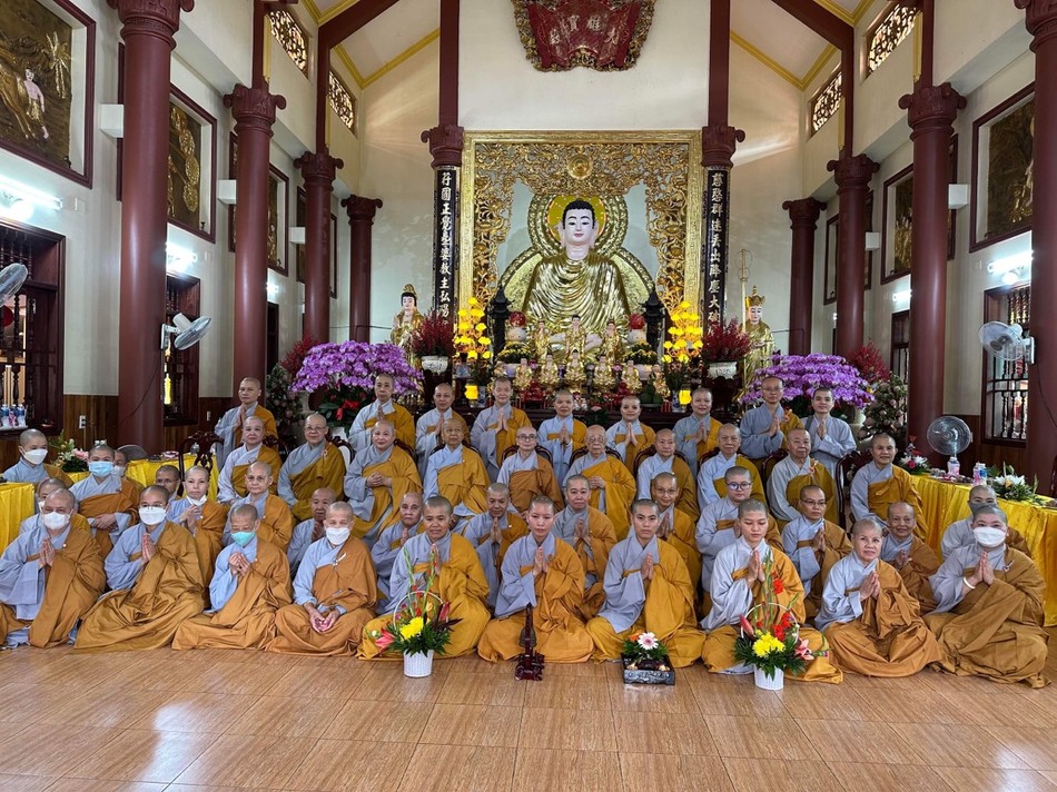 Chụp ảnh lưu niệm tại chùa Vạn Phước Chụp ảnh lưu niệm tại chùa Vạn Phước