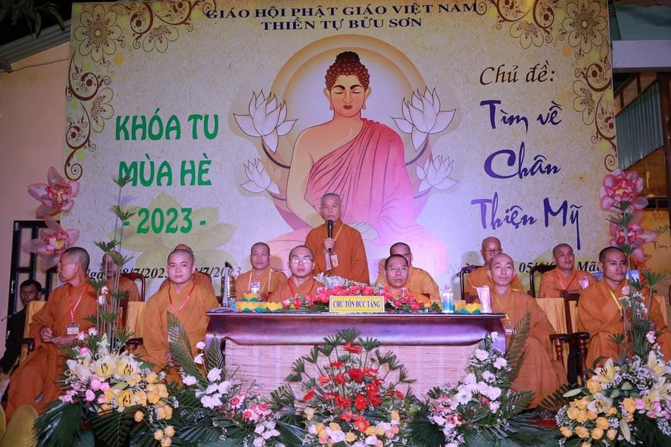 Thượng tọa Thích Thông Huệ ban đạo từ tại buổi lễ Thượng tọa Thích Thông Huệ ban đạo từ tại buổi lễ