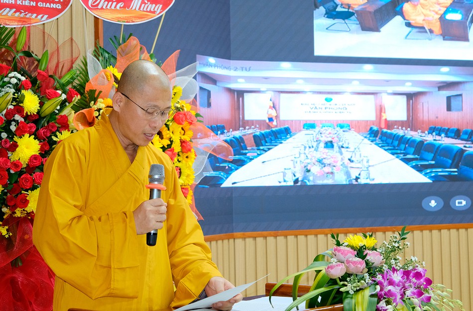 Thượng tọa Thích Minh Nhẫn báo cáo công tác tổ chức Thượng tọa Thích Minh Nhẫn báo cáo công tác tổ chức