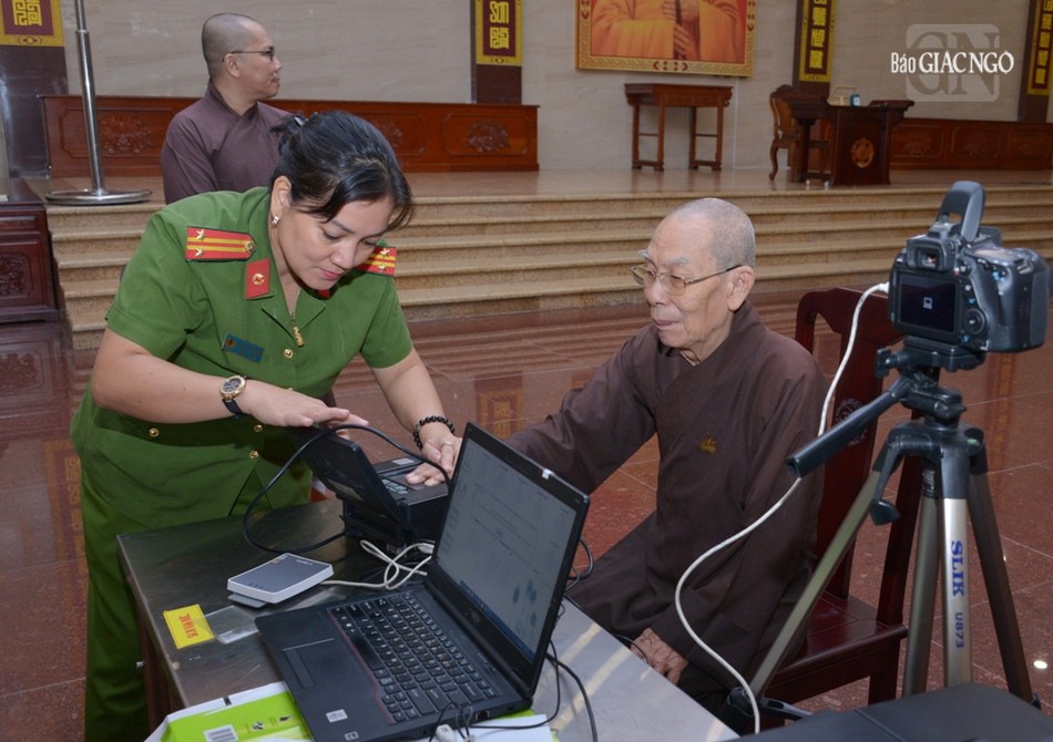 Hòa thượng Thích Thiện Đức, Phó Trưởng ban Trị sự kiêm Trưởng ban Kiểm soát GHPGVN TP.HCM làm thủ tục đăng ký mức 1