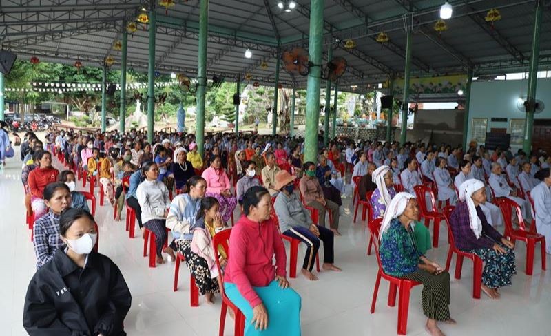 Đồng bào các dân tộc đến nhận quà tại tu viện Quảng Đức Đồng bào các dân tộc đến nhận quà tại tu viện Quảng Đức