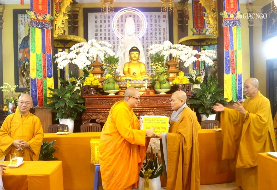 Ni sư Thích nữ Phụng Liên đại diện đoàn Ban Trị sự TP.HCM cúng dường tịnh vật, tịnh tài đến Ban Chức sự trường hạ chùa Bồ Đề, Q.4 Ni sư Thích nữ Phụng Liên đại diện đoàn Ban Trị sự TP.HCM cúng dường tịnh vật, tịnh tài đến Ban Chức sự trường hạ chùa Bồ Đề, Q.4