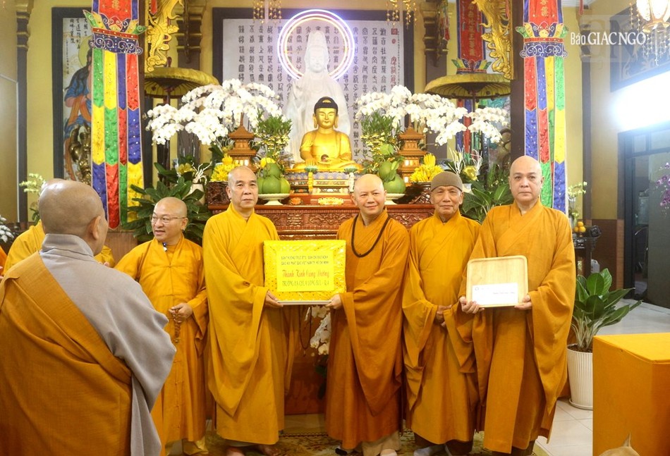 Thượng tọa Thích Quảng Chơn đại diện đoàn Ban Thường trực Ban Trị sự TP.HCM trao cúng dường đến đại diện Ban Chức sự trường hạ Q.4 Thượng tọa Thích Quảng Chơn đại diện đoàn Ban Thường trực Ban Trị sự TP.HCM trao cúng dường đến đại diện Ban Chức sự trường hạ Q.4