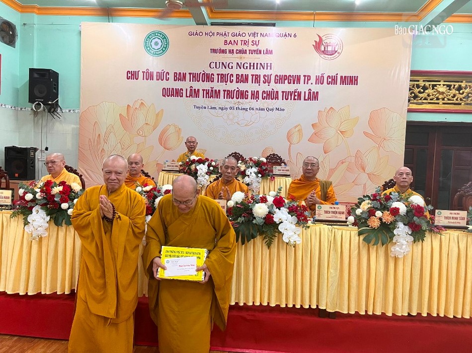 Cúng dường tịnh tại và phần sách Hiến chương GHPGVN đến đại diện trường hạ chùa Tuyền Lâm Cúng dường tịnh tại và phần sách Hiến chương GHPGVN đến đại diện trường hạ chùa Tuyền Lâm