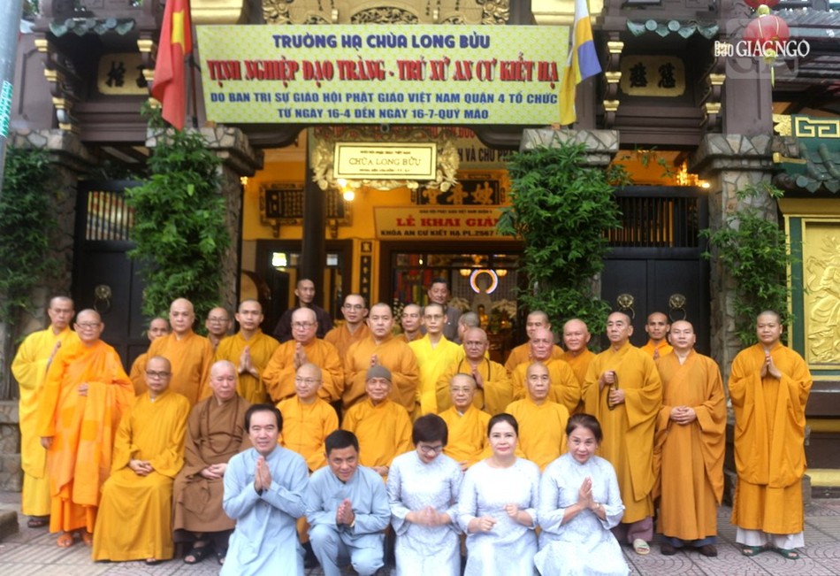 Chư tôn đức đoàn 6 chụp ảnh lưu niệm tại trường hạ chùa Long Bửu Chư tôn đức đoàn 6 chụp ảnh lưu niệm tại trường hạ chùa Long Bửu