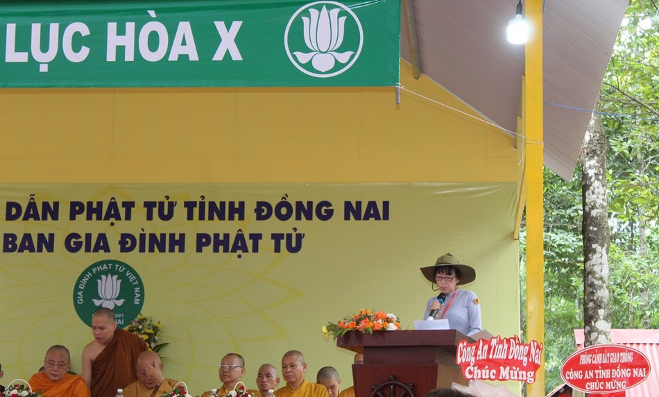 Trại trưởng Nguyên Tâm - Phạm Thị Thanh Hằng phát biểu khai mạc Trại trưởng Nguyên Tâm - Phạm Thị Thanh Hằng phát biểu khai mạc