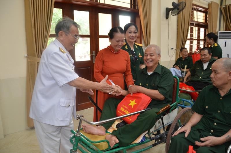 Cư sĩ Diệu Nhân - Nguyễn Thị Xuân Loan trao quà đến các thương binh Cư sĩ Diệu Nhân - Nguyễn Thị Xuân Loan trao quà đến các thương binh