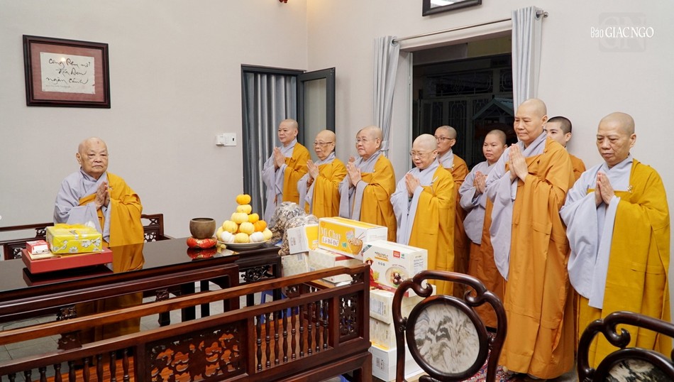 Ni trưởng Thích nữ Từ Nhẫn thay mặt chư Ni dâng lên khánh tuế đến Ni trưởng Thích nữ Tịnh Nguyện