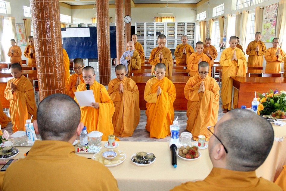 Đại diện hành giả báo cáo tình hình tu học đến chư tôn đức Đại diện hành giả báo cáo tình hình tu học đến chư tôn đức
