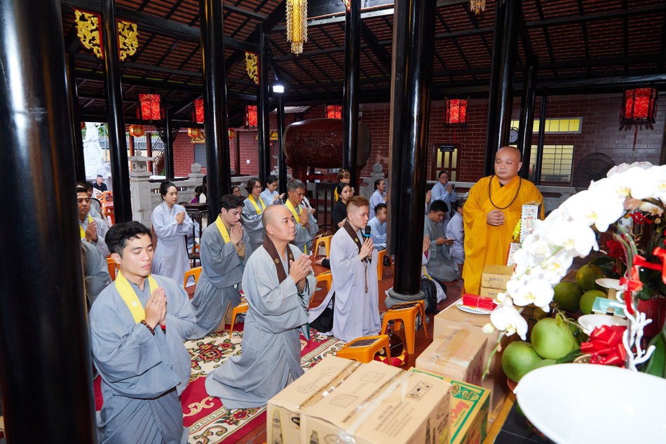 Đoàn Phật tử cúng dường tại chùa Bảo Tâm, tỉnh Bến Tre Đoàn Phật tử cúng dường tại chùa Bảo Tâm, tỉnh Bến Tre