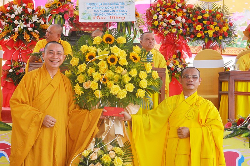 Thượng tọa Thích Phước Tiến, Phó Van phòng II TƯGH tặng hoa chúc mừng Thượng tọa Thích Phước Tiến, Phó Van phòng II TƯGH tặng hoa chúc mừng