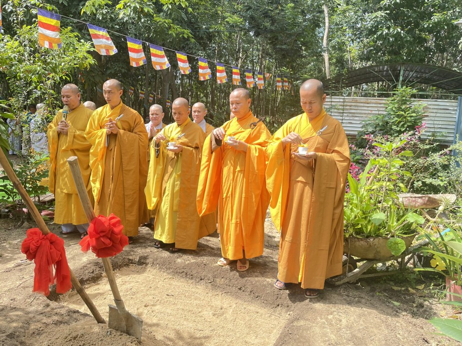 Chư tôn đức Tăng Ni cử hành nghi thức khởi công xây dựng Chư tôn đức Tăng Ni cử hành nghi thức khởi công xây dựng