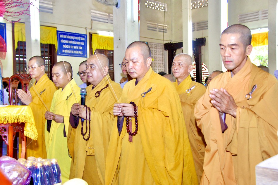 Thượng tọa Thích Minh Phong tác bạch cúng dường trường hạ Thượng tọa Thích Minh Phong tác bạch cúng dường trường hạ