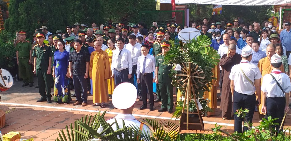 Lãnh đạo các cơ quan tỉnh, TP.Hạ Long, Ban Trị sự Phật giáo tỉnh tưởng niệm các liệt sĩ Lãnh đạo các cơ quan tỉnh, TP.Hạ Long, Ban Trị sự Phật giáo tỉnh tưởng niệm các liệt sĩ