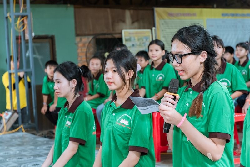 Tu sinh Nguyễn Thị Ngọc Anh, đại diện 150 tu sinh phát nguyện Tu sinh Nguyễn Thị Ngọc Anh, đại diện 150 tu sinh phát nguyện
