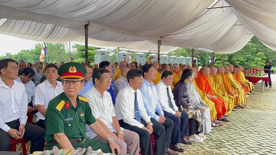 Chư tôn đức và lãnh đạo các cơ quan tham dự Chư tôn đức và lãnh đạo các cơ quan tham dự