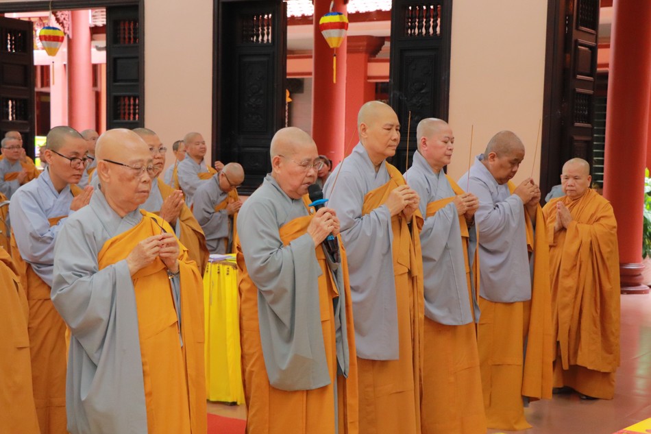 Niêm hương Tam bảo tại chùa Quang Minh Niêm hương Tam bảo tại chùa Quang Minh