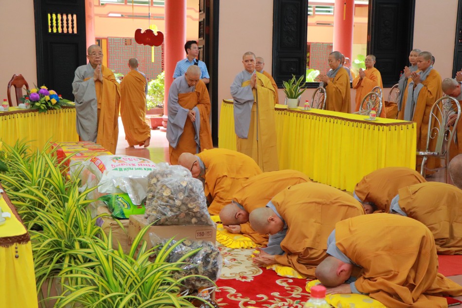 Đảnh lễ chư tôn đức Ni Đảnh lễ chư tôn đức Ni