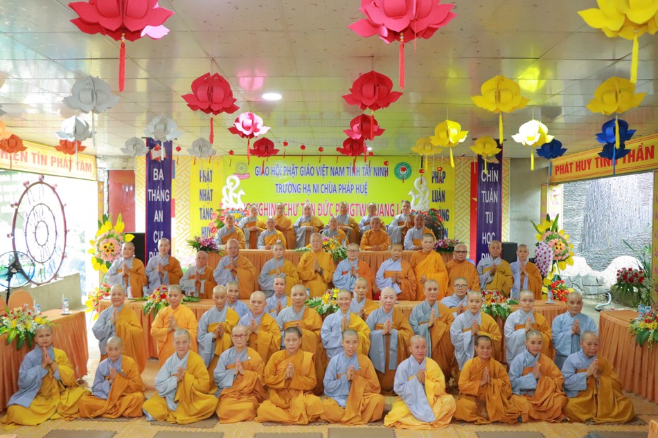 Chụp ảnh lưu niệm tại chùa Pháp Huệ Chụp ảnh lưu niệm tại chùa Pháp Huệ