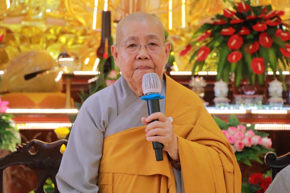 Ni trưởng Thích nữ Từ Nhẫn sách tấn chư Ni trẻ tại trường hạ chùa Long Vân