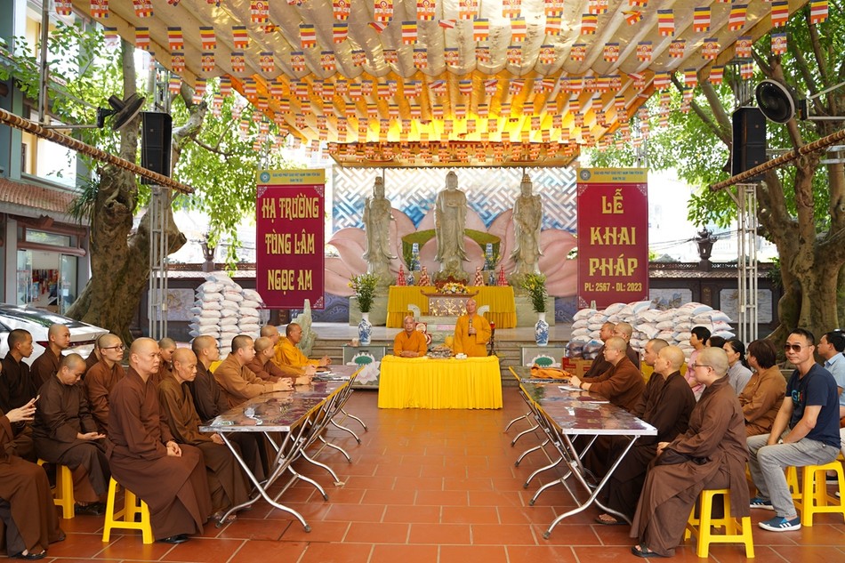 Thượng tọa Thích Chiếu Tuệ đạo từ cùng chư hành giả chùa Ngọc Am, TP.Yên Bái