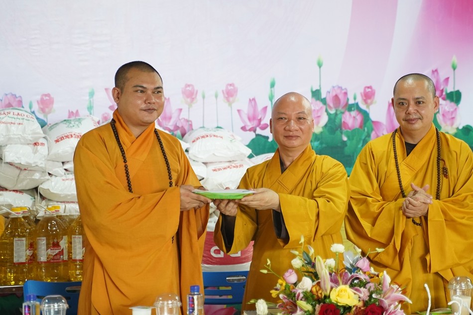 Thượng tọa Thích Chiếu Tuệ trao cúng dường đến Đại đức Thích Chân Tín, đại diện trường hạ đón nhận