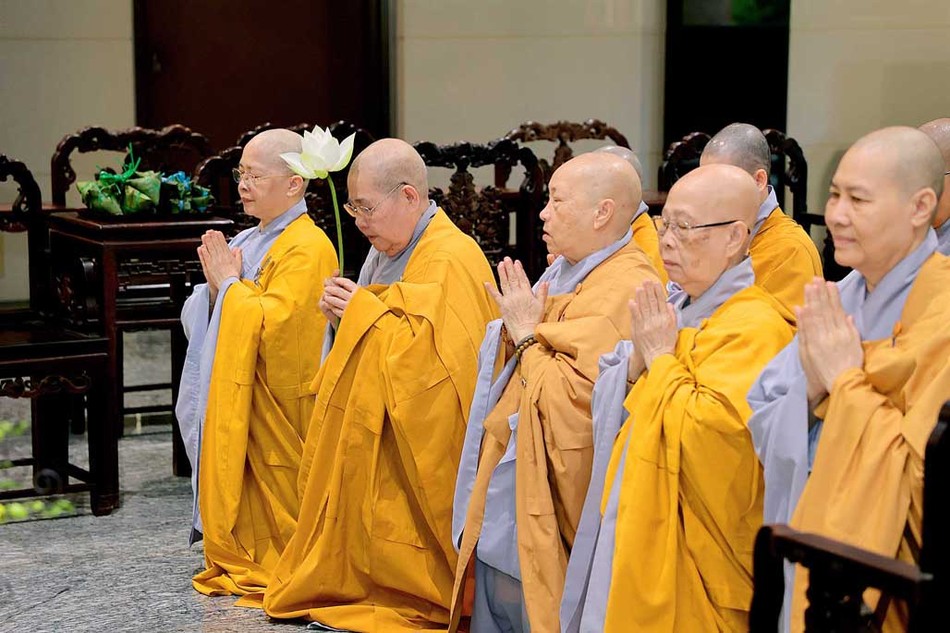 Đức Pháp chủ trao đến chư Ni cành hoa sen Đức Pháp chủ trao đến chư Ni cành hoa sen