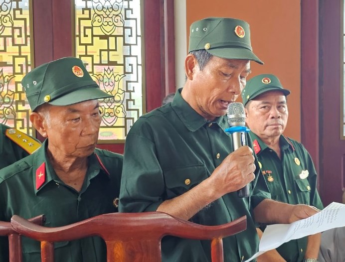 Đại diện Hội Cựu chiến binh TT.Đức Phong, H.Bù Đăng tác bạch cúng dường đến hạ trường chùa Tỉnh Hội