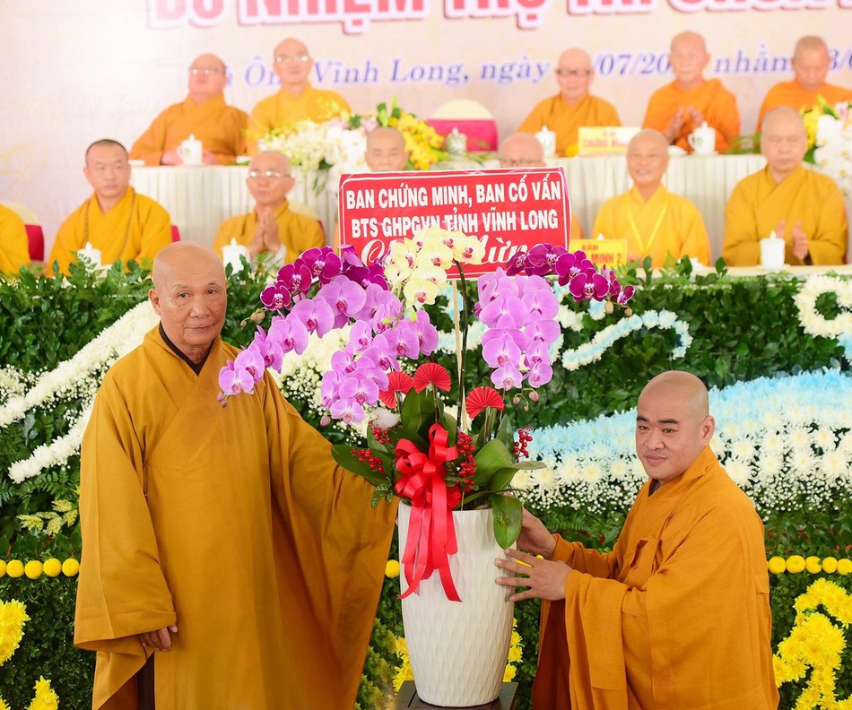 Đại diện Ban Chứng minh, Ban Cố vấn Ban Trị sự tỉnh tặng hoa chúc mừng Đại diện Ban Chứng minh, Ban Cố vấn Ban Trị sự tỉnh tặng hoa chúc mừng