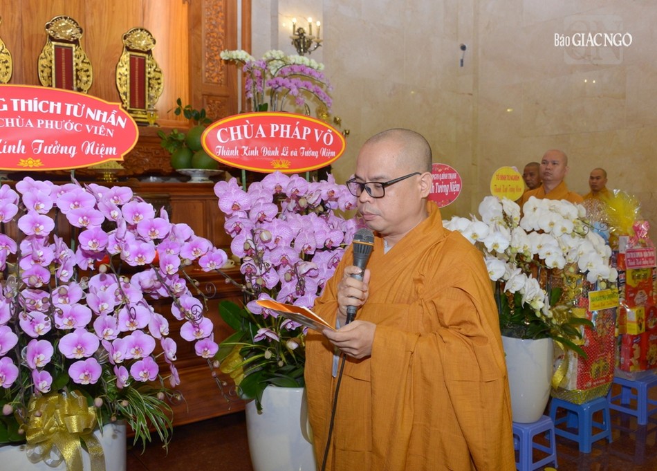 Đại đức Thích Thiện Châu dẫn chương trình buổi lễ Đại đức Thích Thiện Châu dẫn chương trình buổi lễ