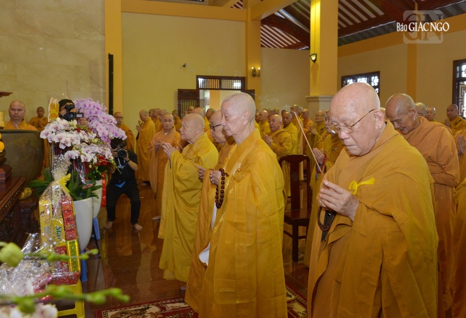 Đức Pháp chủ GHPGVN - Trưởng lão Hòa thượng Thích Trí Quảng cùng chư vị giáo phẩm niêm hương tưởng niệm Giác linh Đại lão Hòa thượng Thích Thiện Hào Đức Pháp chủ GHPGVN - Trưởng lão Hòa thượng Thích Trí Quảng cùng chư vị giáo phẩm niêm hương tưởng niệm Giác linh Đại lão Hòa thượng Thích Thiện Hào