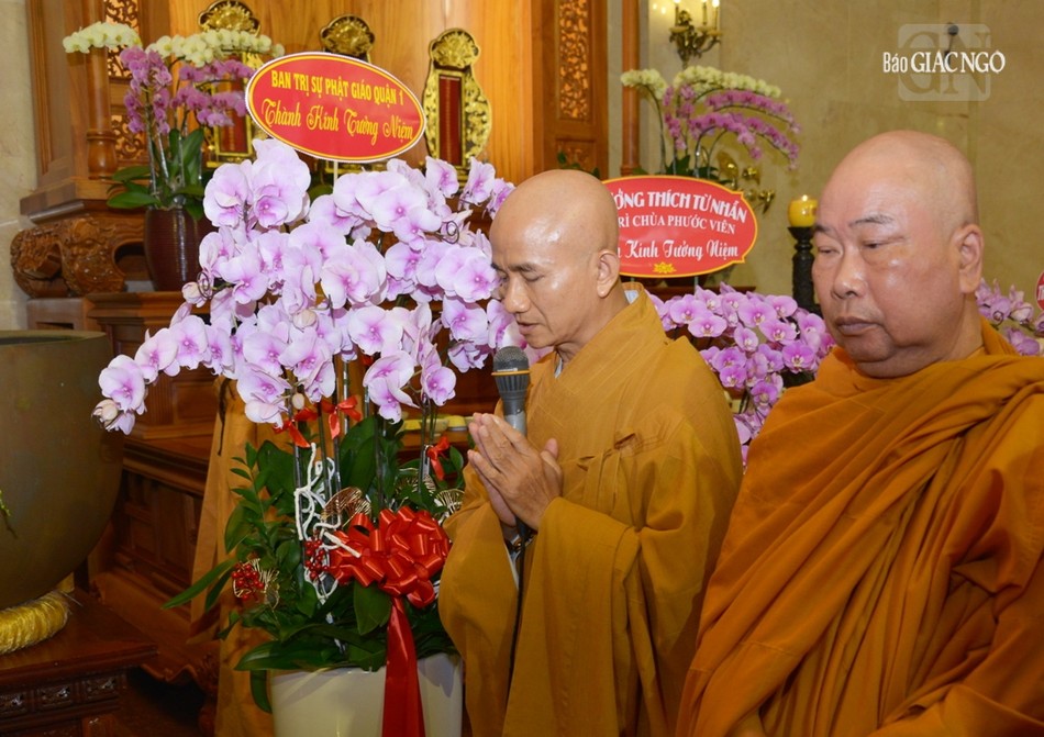 Thượng tọa Thích Thiện Quý, Phó ban kiêm Chánh Thư ký Ban Trị sự TP thay mặt Ban Tổ chức phát biểu cảm tạ Thượng tọa Thích Thiện Quý, Phó ban kiêm Chánh Thư ký Ban Trị sự TP thay mặt Ban Tổ chức phát biểu cảm tạ