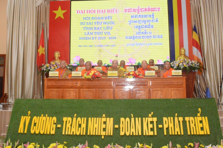 Chứng minh và chủ tọa đoàn Chứng minh và chủ tọa đoàn