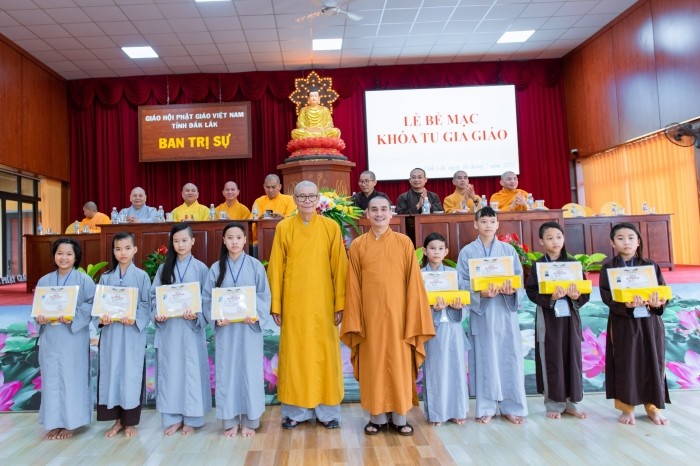 Trao chứng chỉ khóa tu gia giáo đến các tu sinh Trao chứng chỉ khóa tu gia giáo đến các tu sinh